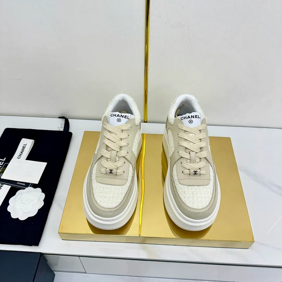 👟👟Ex-factory price 600👟👟 Upgraded version, upgraded version, upgraded version! No rebuttal accepted! ! ! ! Chanel Chanel panda shoes! 2025 counter's top casual sports shoes. This classic design; the upper is electro-embroidered with a variety of techniques; the outsole is fashionable and sporty; the unusual inclusion of a variety of color matching elements... The diversified mix and match is very good-looking and versatile, and can be used for leisure, fashion, sports, and outdoor... ꫛꫀꪝ Go➫ Materials: ❶Upper made of: original imported first-layer silk cowhide + original waterproof cloth + original first-layer cowhide ❷Inner lining: Original Yangli+Net ❸Outsole based on: Original TPU combination outsole Counter boutique packaging complete set for women 35–41 👉 👉 👉 👉 👉